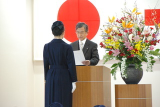 加藤学校長から卒業証書を受け取る卒業生の様子