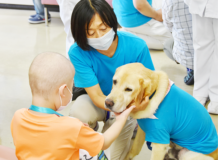 セラピー犬とふれあう子どもの様子