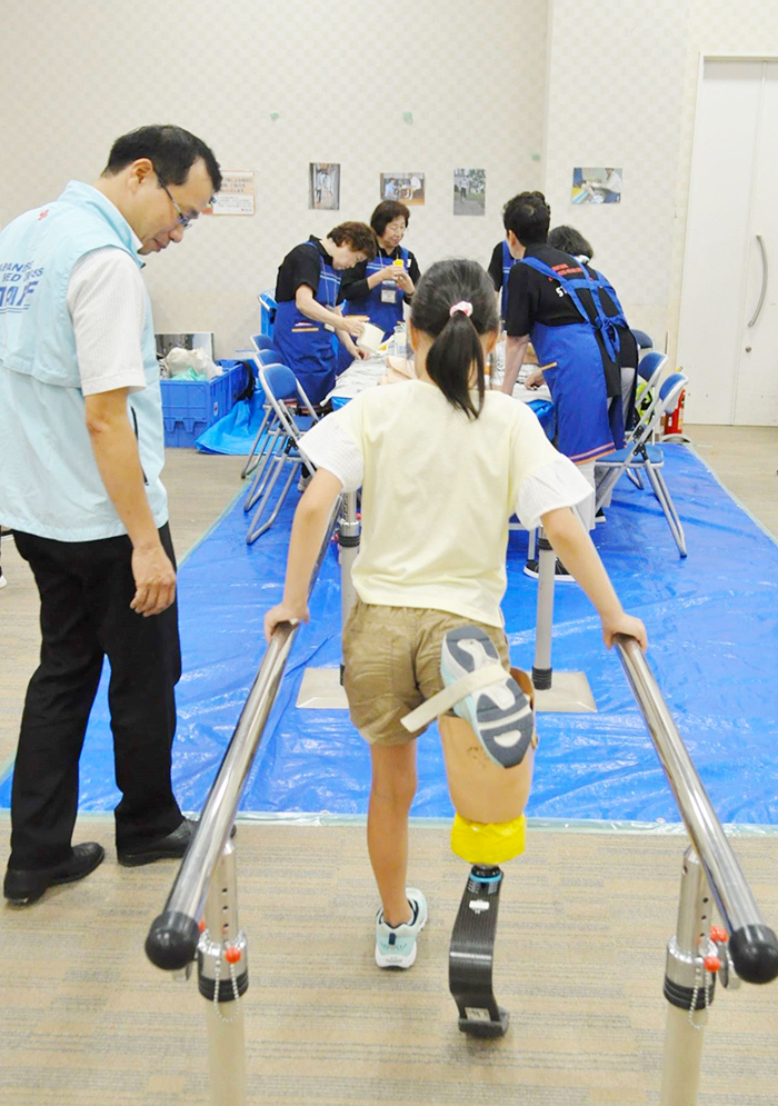 義肢を体験する子どもの様子