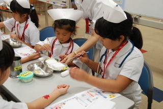 看護師と子ども対象お仕事体験イベント「赤十字KIDS CROSS」を体験する様子