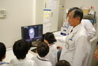 CTで撮影した頭蓋骨を見る子どもたちの様子