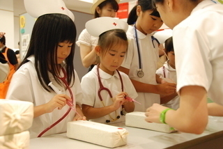 注射の仕方を学ぶ子どもたちの様子