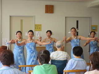 カトレアフラサークルによるフラダンスの様子