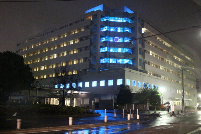 青くライトアップされた成田赤十字病院の外観