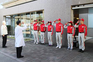 成田赤十字病院正面入り口での出発式の様子