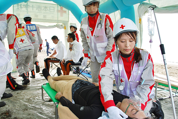 被災者に酸素マスクを取り付ける救護班の様子