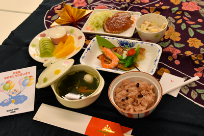 鯛が乗っているお祝い膳の写真