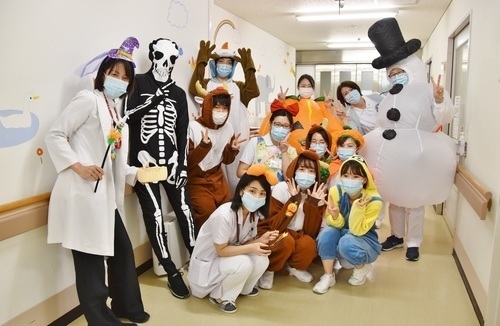 ハロウィンでは病棟スタッフによる仮装パレードが行われました。