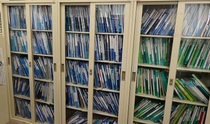 書棚に保管されているファイルの写真