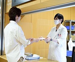 薬剤師から患者さまに薬を手渡す様子