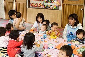 託児所で保育士がお子さまをお世話している様子