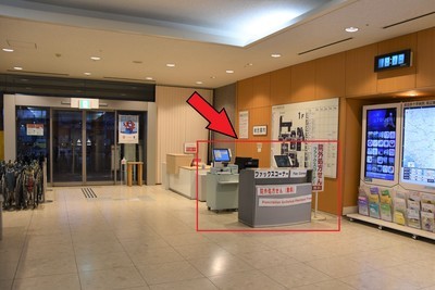 正面玄関から院外処方せん受付ファックスコーナーまでの写真