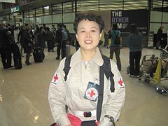 成田国際空港出発ロビーでの松嵜看護師長の写真