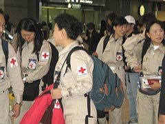 出発直前の救援チームの様子、松嵜看護師長は写真中央。