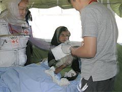 ERU（仮設診療所）においての活動の様子、松嵜看護師長は写真左。