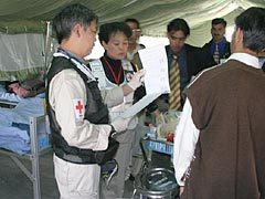 ERU（仮設診療所）内で症例を検討する様子、松嵜看護師長は写真中央。