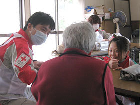 巡回診療で被災者と話をする救護班の様子