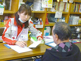 巡回診療で被災者に問診する救護班の様子