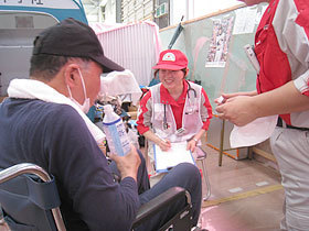 救護班による健康チェックの様子（福島）