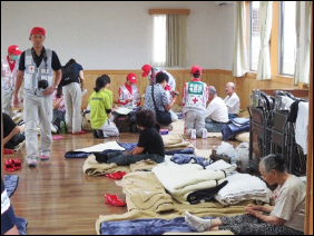 石下総合体育館避難所で被災者を診る救護班の様子