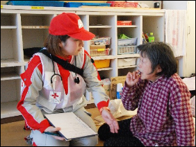被災者の体調に気を配り、被災者のこころのケアを行う看護師