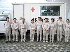10月27日（水曜日）午前6時26分、成田赤十字病院を出発する救護班（第1班）及び心のケアチーム、支部サポート要員の様子