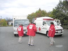 午前10時40分頃に発生した余震のため、関越自動車道月夜野インターチェンジで待機する救護班の様子