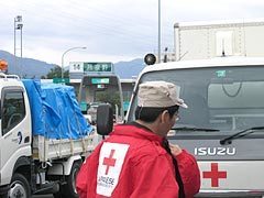 午前10時40分頃に発生した余震のため、関越自動車道月夜野インターチェンジで待機する救護班の様子