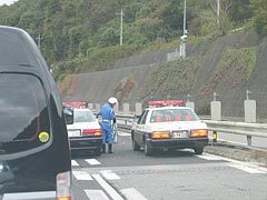 午後0時42分、群馬県警の先導により小千谷インターチェンジに向け出発、写真は先導する群馬県警の様子