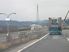 関越自動車道越後川口SA付近から道路事情が悪化、反対車線を走行する様子