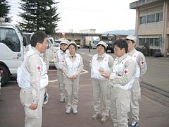 午後3時20分、小千谷市役所内に設置された日本赤十字社新潟県支部現地災害対策本部に到着報告する様子