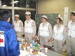 午後3時20分、小千谷市役所内に設置された日本赤十字社新潟県支部現地災害対策本部に到着報告する様子