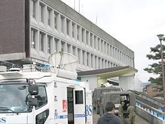 小千谷市役所にて、ボランティアによる救援物資の運び込み作業が行われている様子