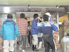 小千谷市役所にて、ボランティアによる救援物資の運び込み作業が行われている様子