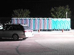 駐車場内女性用仮設トイレの様子