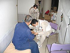 本日は、午前4時から救護活動開始。診療をする倉本医師と斉藤看護師の様子