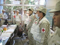 小千谷市役所内日本赤十字社新潟県支部現地災害対策本部において活動終了報告を行う救護班の様子