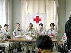 心のケアスタッフを集めて立ち上げの指揮を執る日本赤十字社医療センター槇嶋第二外科部長兼国際医療救援部長（中央）の様子