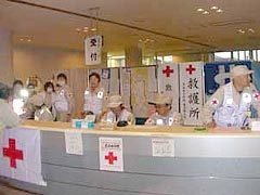 日本赤十字社東京都支部救護班（大森赤十字病院）との合同の診療活動。集計をおこなっている大野係長と小林係長（支部）の様子