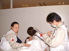 傷病者の手当てをする西谷医師と松嵜看護師長、横田看護師の様子