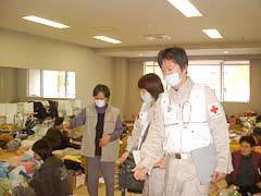 避難所を巡回診療する西谷医師と横田看護師の様子