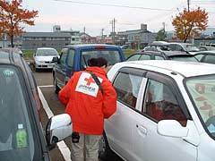 車中避難者に肺塞栓症の予防の呼びかけを行う松嵜看護師長の様子