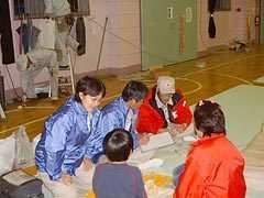 当救護班より開始された、小千谷小学校への巡回診療。避難者のケアをする中西部長、佐藤看護師長、野々宮薬剤師の様子