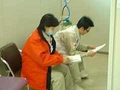 一般診療終了後のミーティングに参加する佐藤看護師長と伊藤係長の様子
