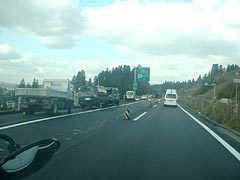 高速道路にてトラックが並んで工事をしている様子、新潟県に入り、復旧工事をしているのが目立つようになる