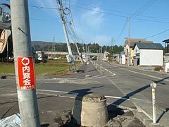 柱が斜めになっている様子、小千谷総合体育館近くでも地震による大きな被害があった