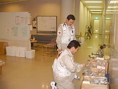 薬剤を確認する平栗医師、横田薬剤師の様子