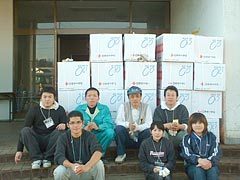 日赤の救援物資を仮設住宅へ搬出するボランティアの方々が並んでいる写真（勤労青少年ホーム）