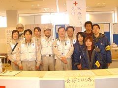 3日間救護活動を共にした東京慈恵医大救護班と並んでいる写真