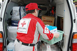 被災地へ向け出発する医療救護班が荷物を車に入れる様子